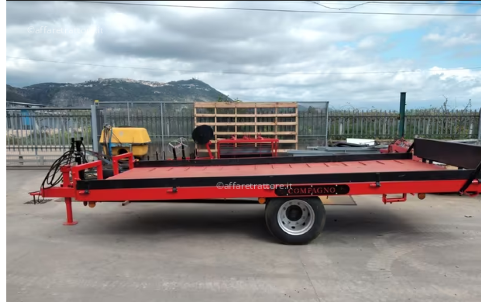 Agricultural trailer with hydraulic piston reclining platform - 2