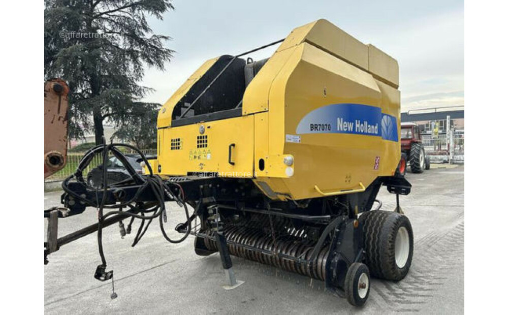 New Holland BR 7070 Used - 3